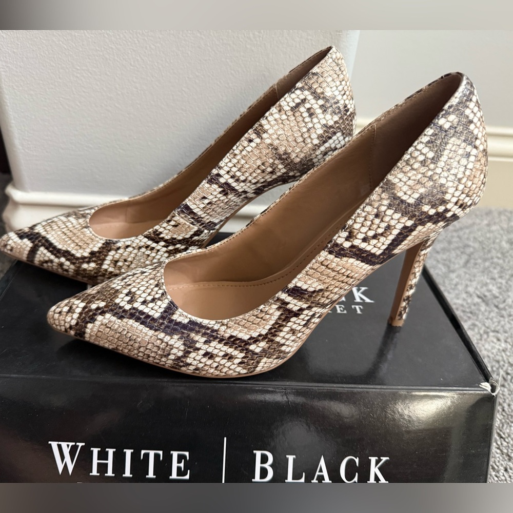 White House Black Market Olivia neutral heel size 8 - excellent condition.